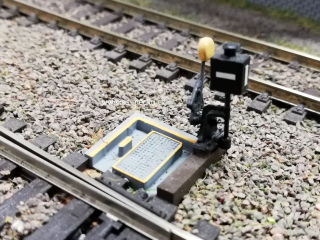 23312 Imitace vyhybkového návěstidla s mechanickým přestavníkem na levé straně